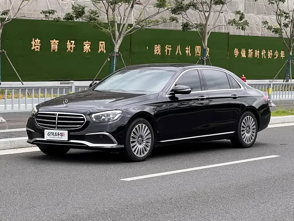 Mercedes-Benz E-Class — фото 1