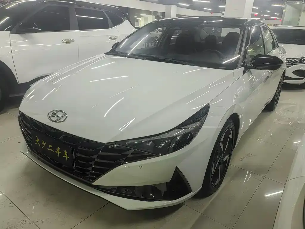Hyundai Elantra — фото 1