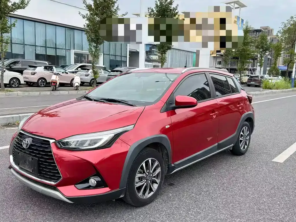 Toyota Yaris L — фото 1