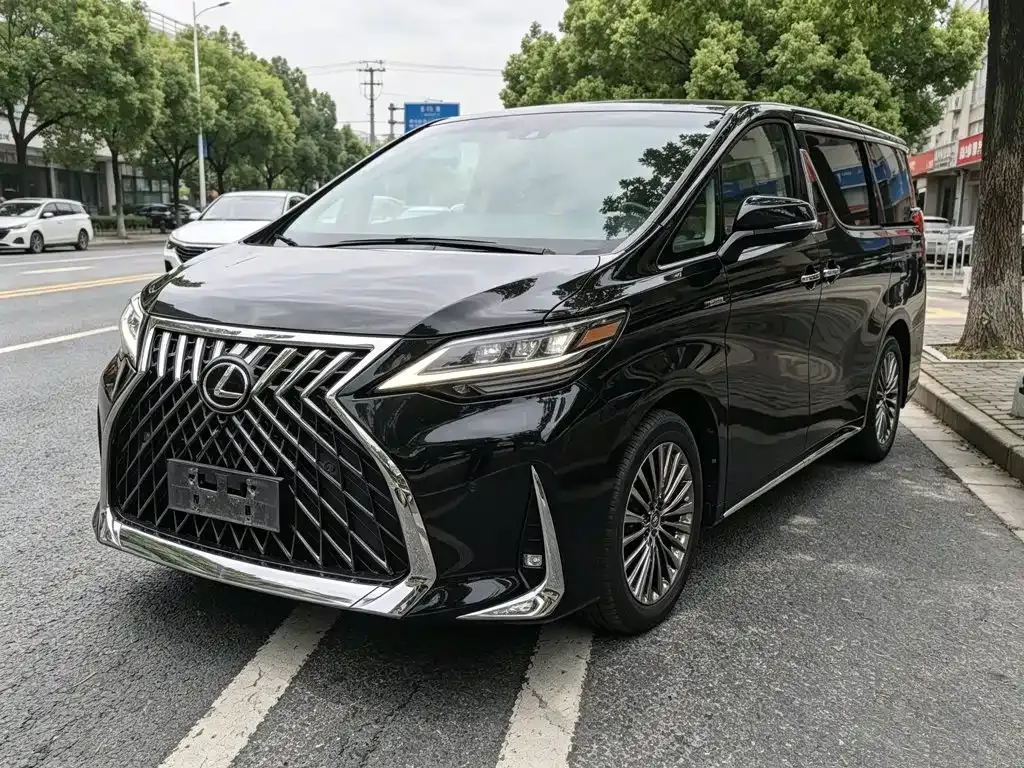 Lexus LM — фото 1