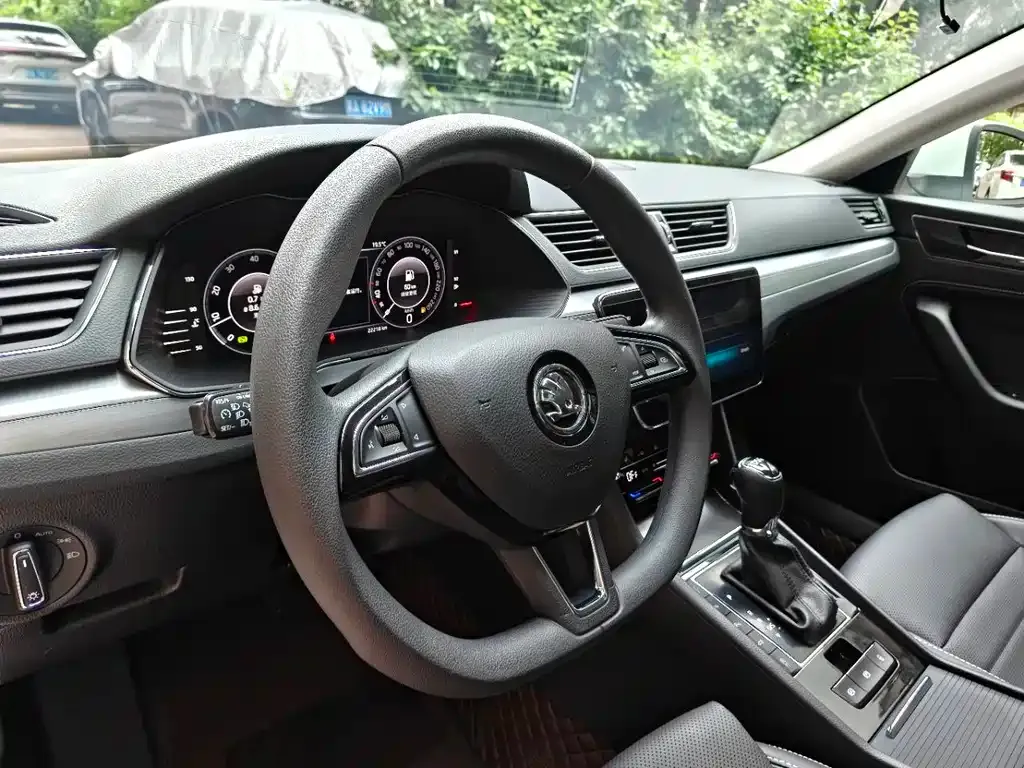 Skoda Superb — фото 10