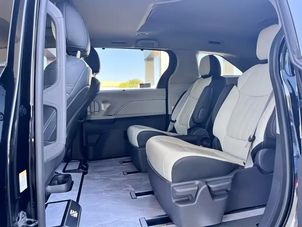 Toyota Sienna — фото 2