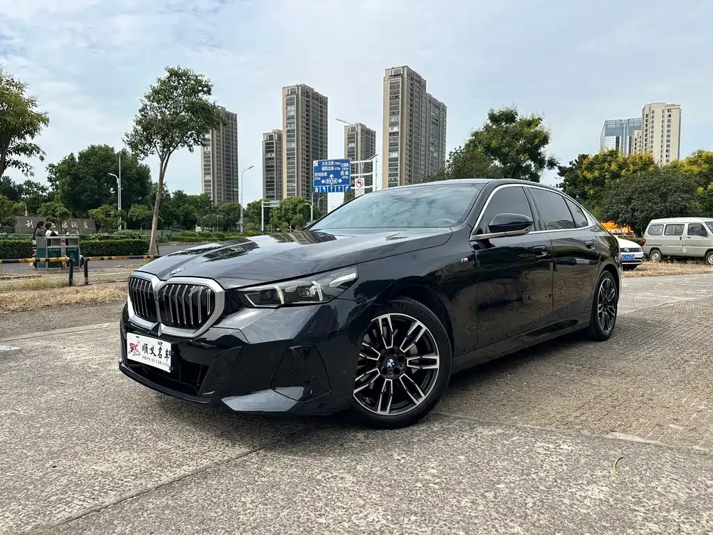 BMW 5 Series — фото 1