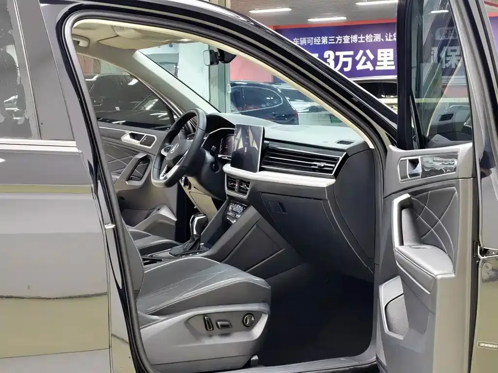 Volkswagen Tiguan L — фото 10