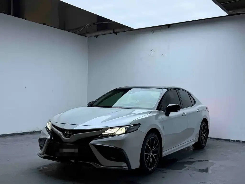 Toyota Camry — фото 1
