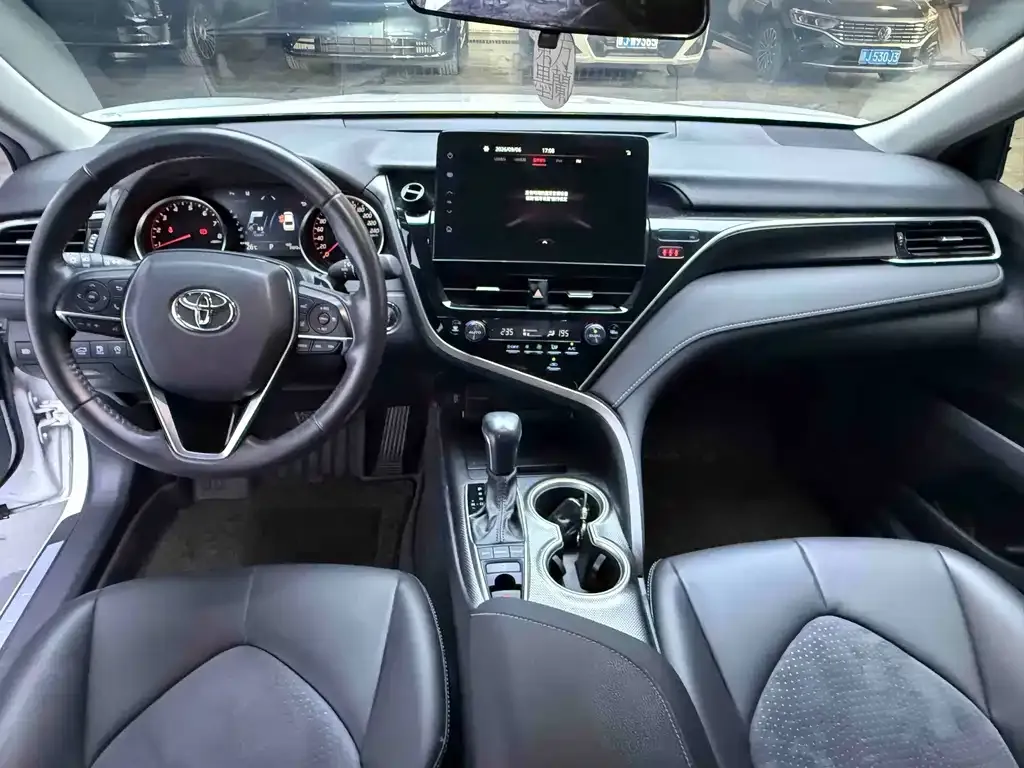 Toyota Camry — фото 7