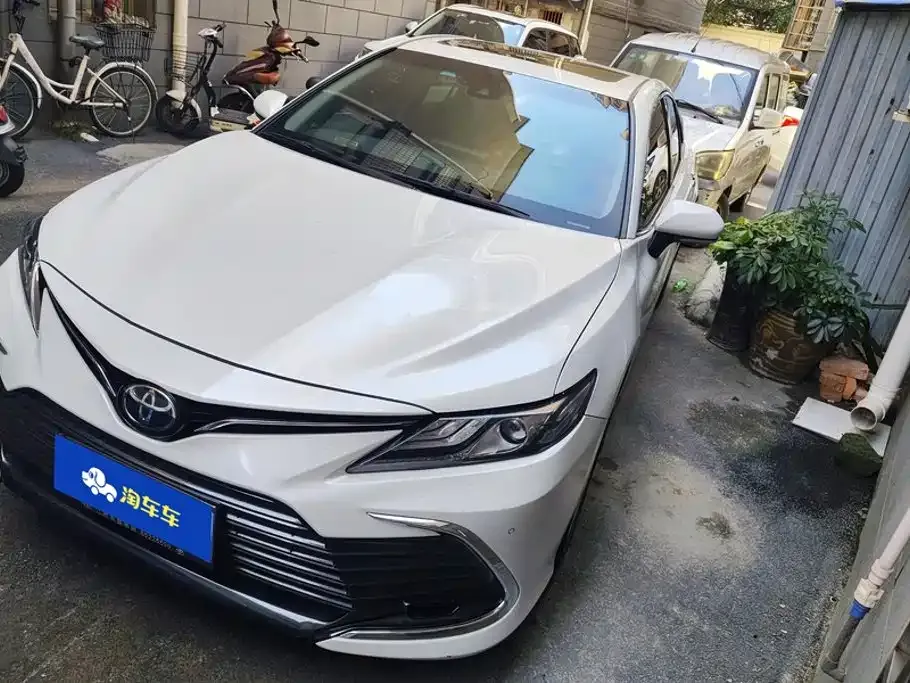 Toyota Camry — фото 1