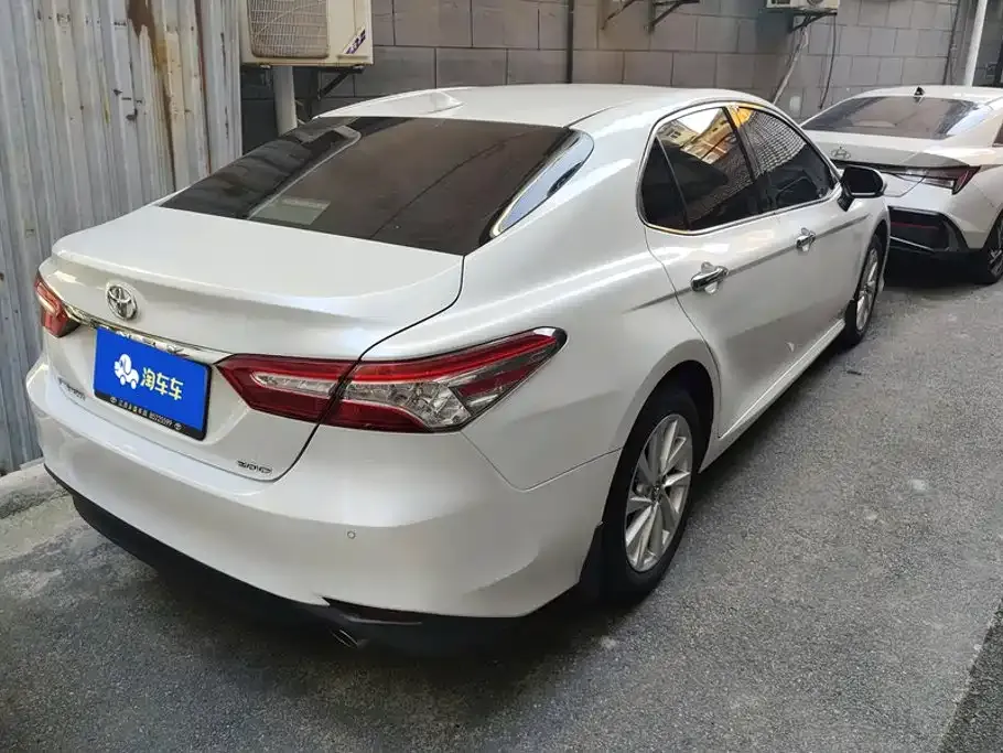 Toyota Camry — фото 5
