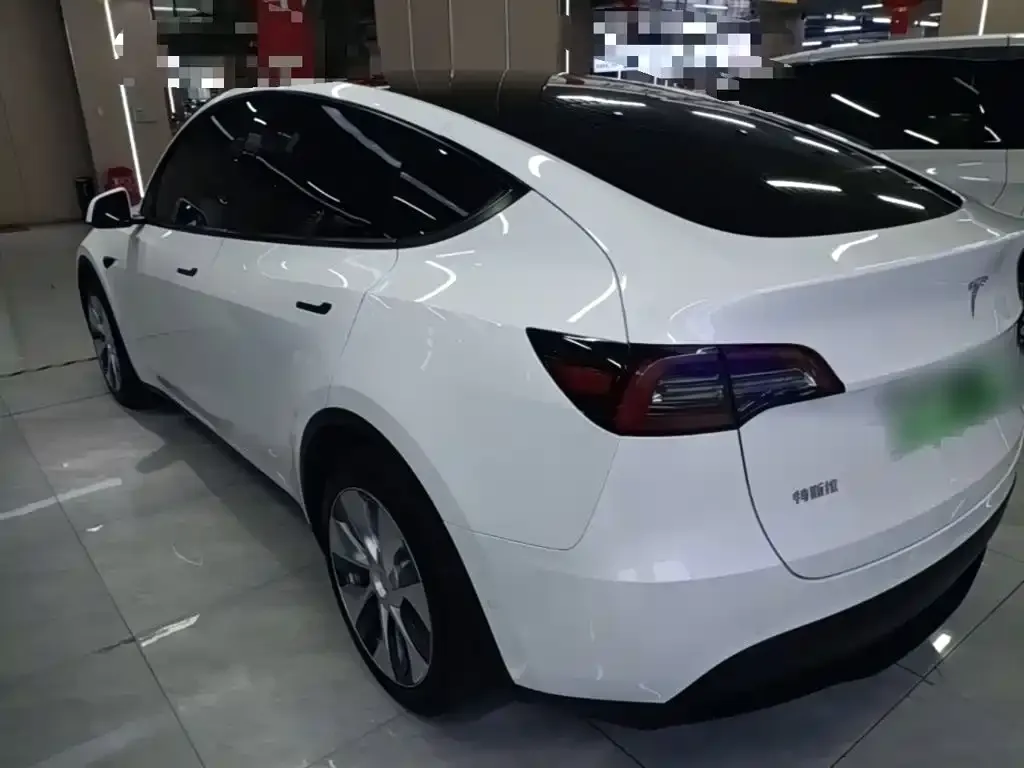 Tesla Model Y — фото 10
