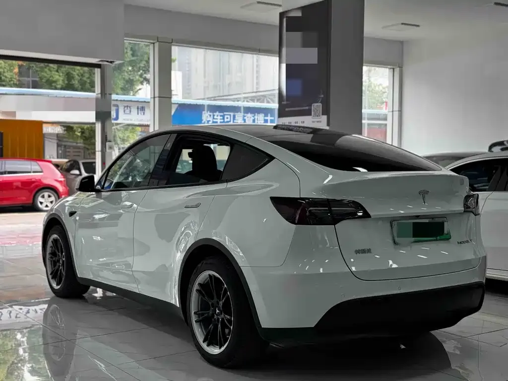 Tesla Model Y — фото 6