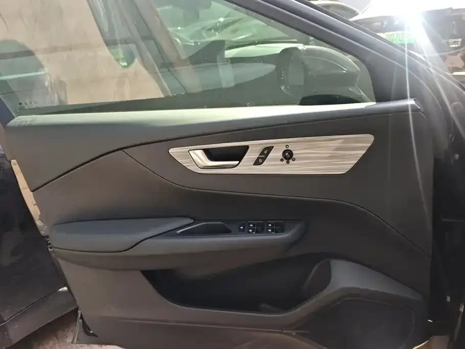 Hongqi E-QM5 — фото 3