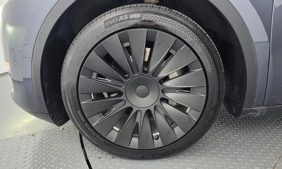Tesla Model Y — фото 9