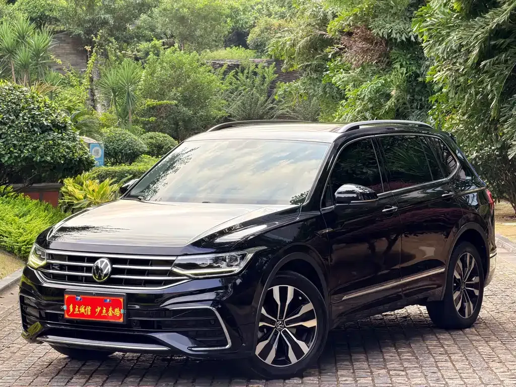 Volkswagen Tiguan L — фото 1