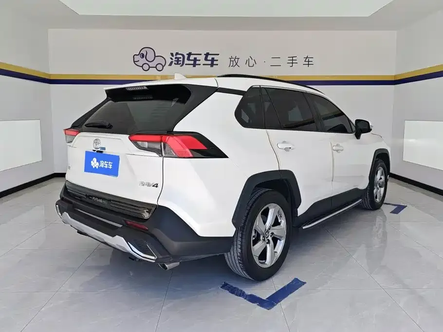 Toyota RAV4 — фото 8