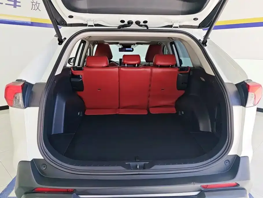 Toyota RAV4 — фото 7