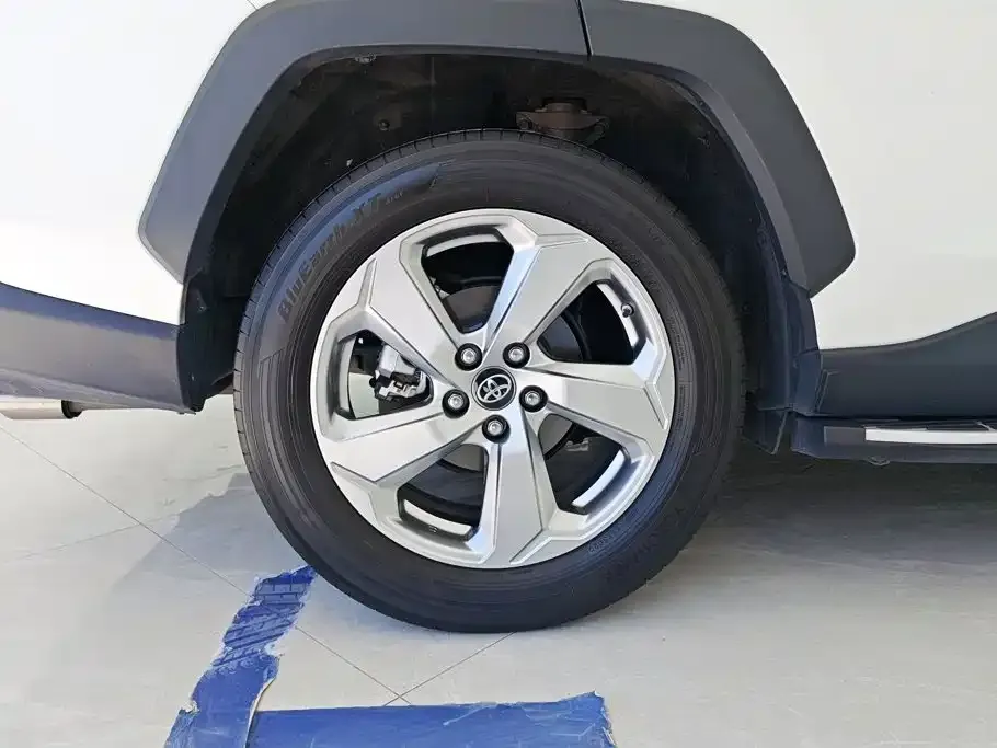 Toyota RAV4 — фото 4