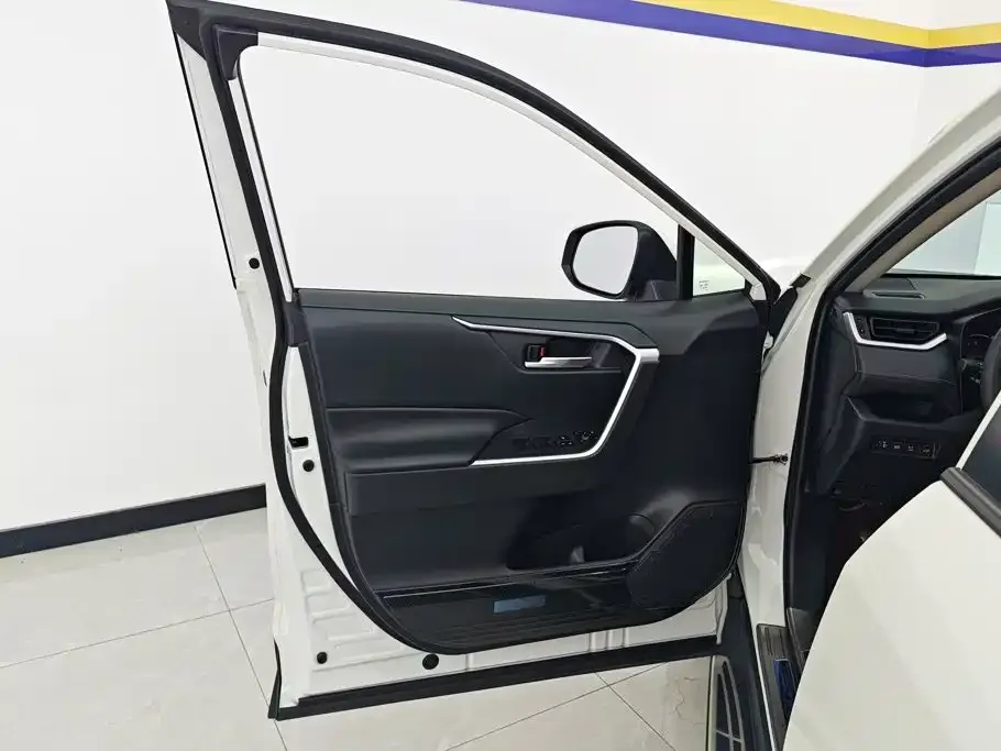 Toyota RAV4 — фото 3