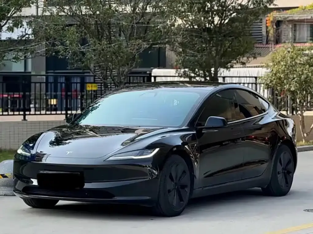 Tesla Model 3 — фото 1