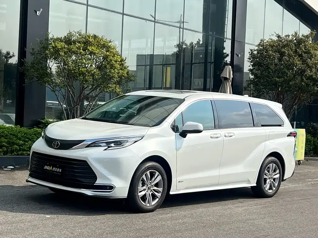 Toyota Sienna — фото 1