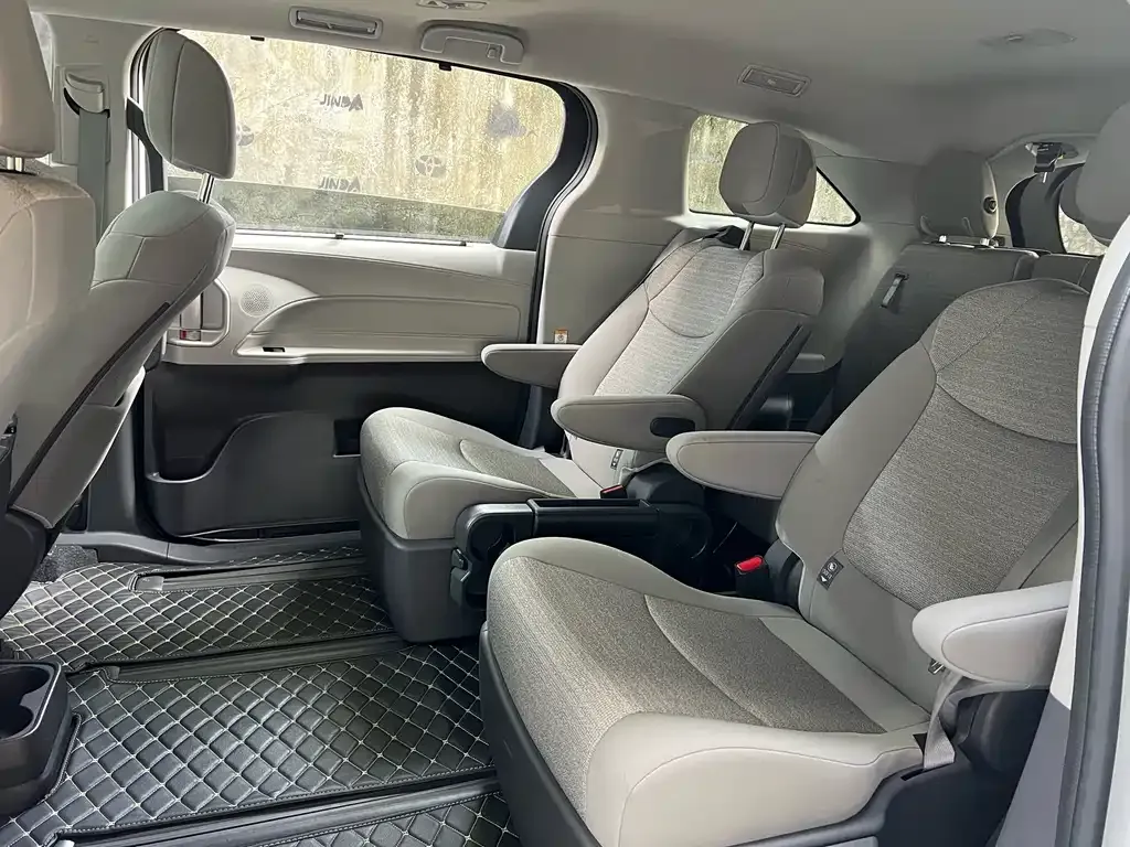 Toyota Sienna — фото 6