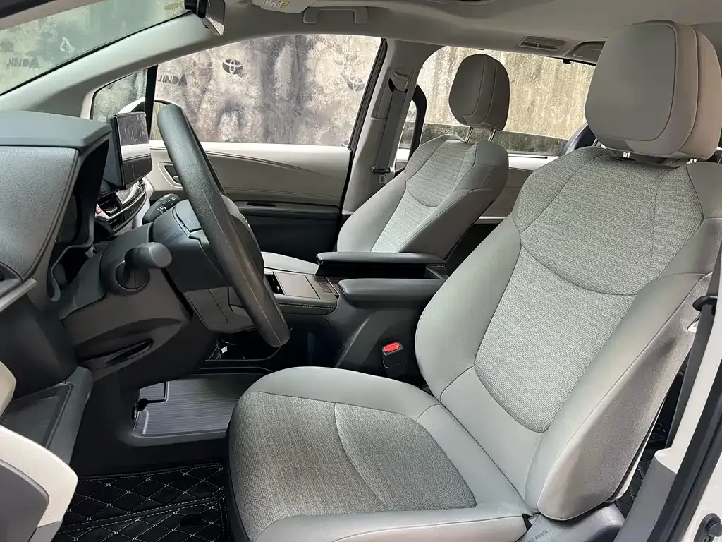 Toyota Sienna — фото 3