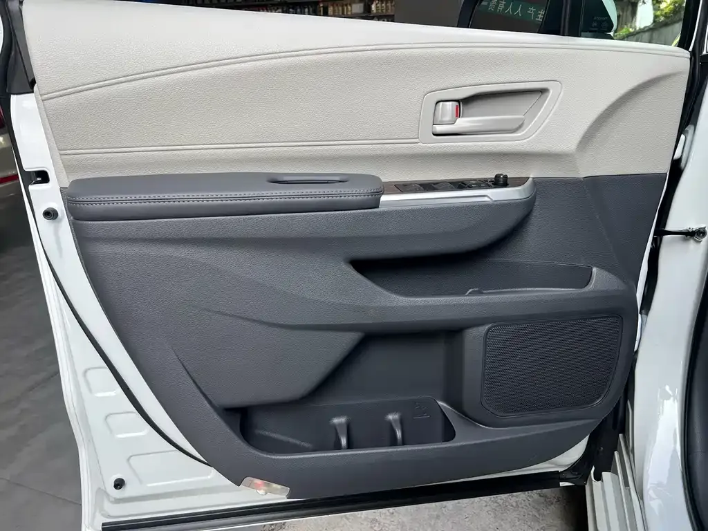 Toyota Sienna — фото 8