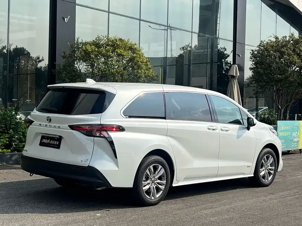 Toyota Sienna — фото 2