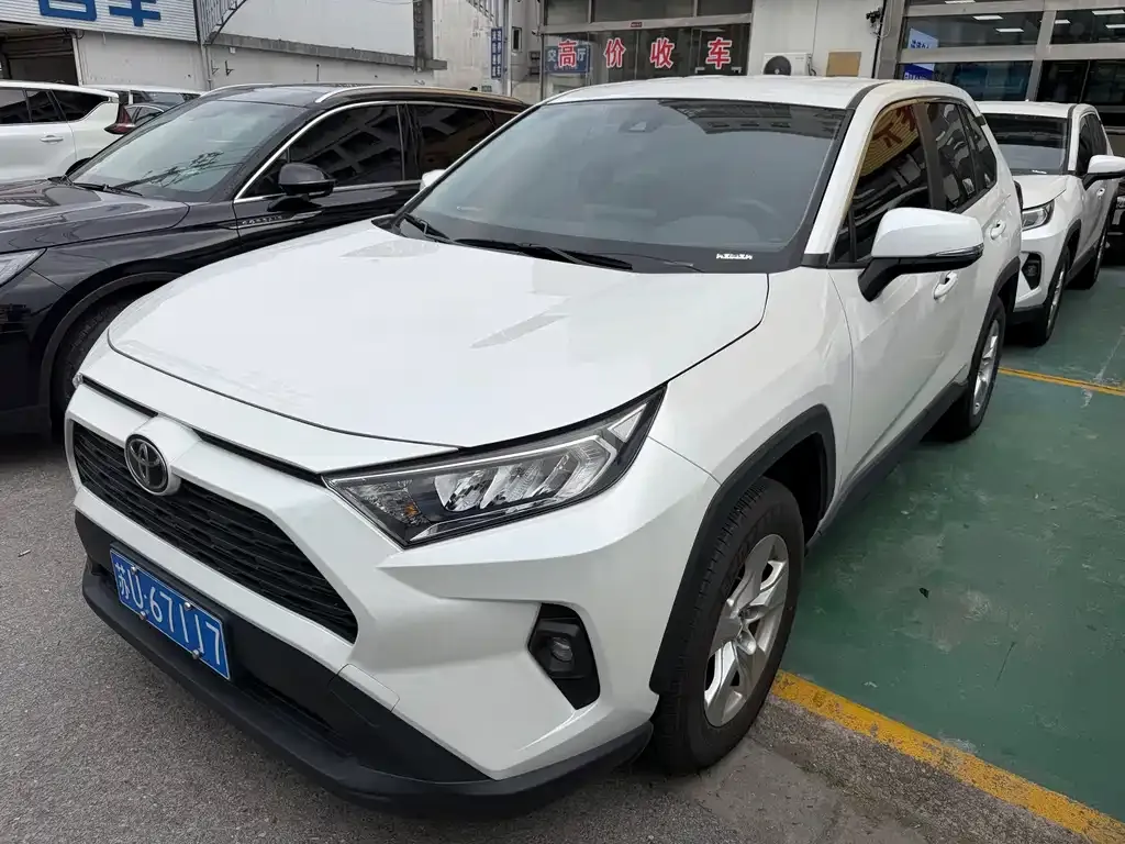 Toyota RAV4 — фото 1