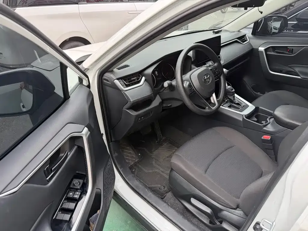 Toyota RAV4 — фото 8
