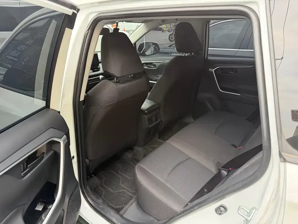 Toyota RAV4 — фото 4