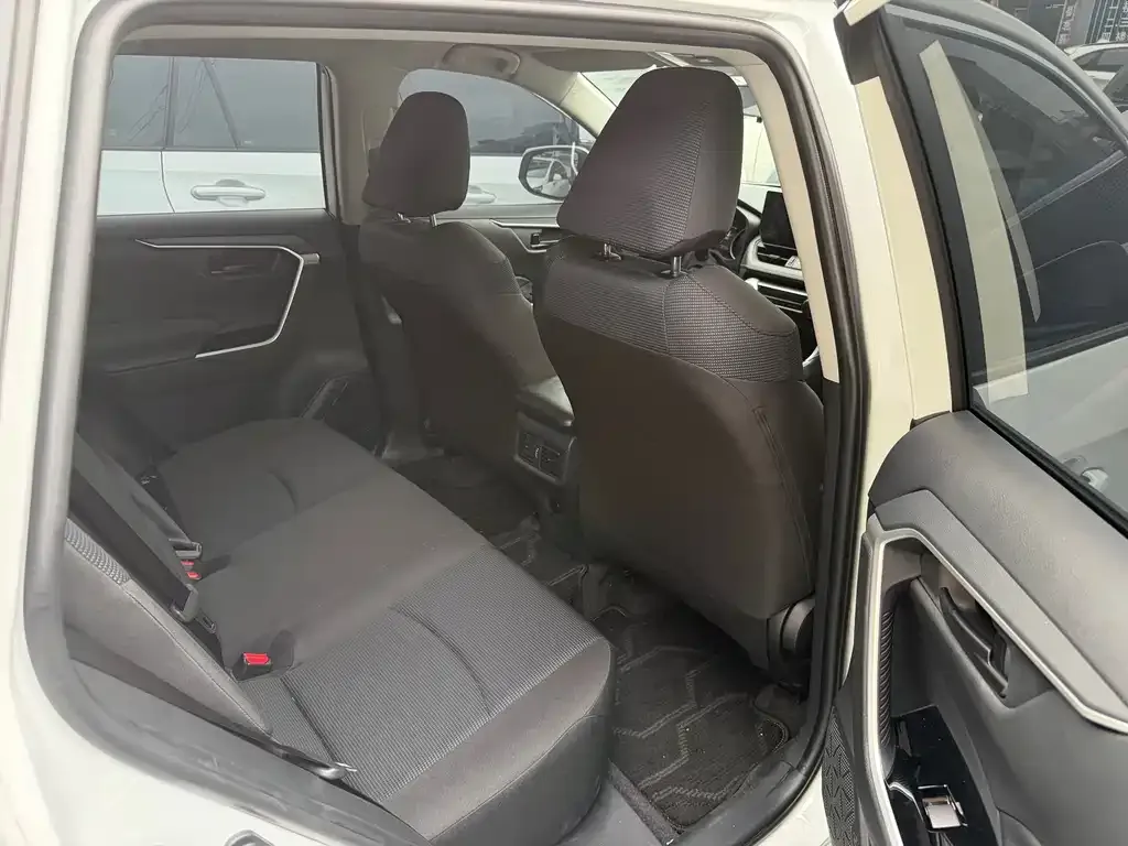 Toyota RAV4 — фото 7