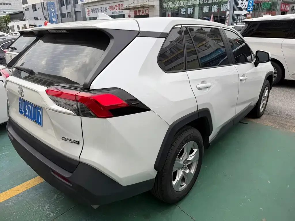 Toyota RAV4 — фото 2