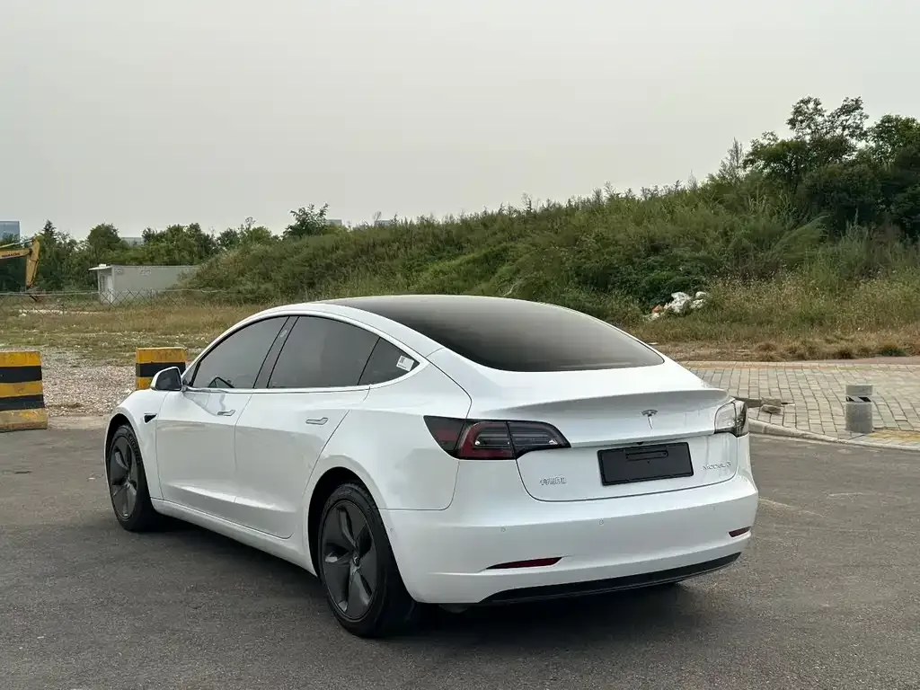 Tesla Model 3 — фото 3