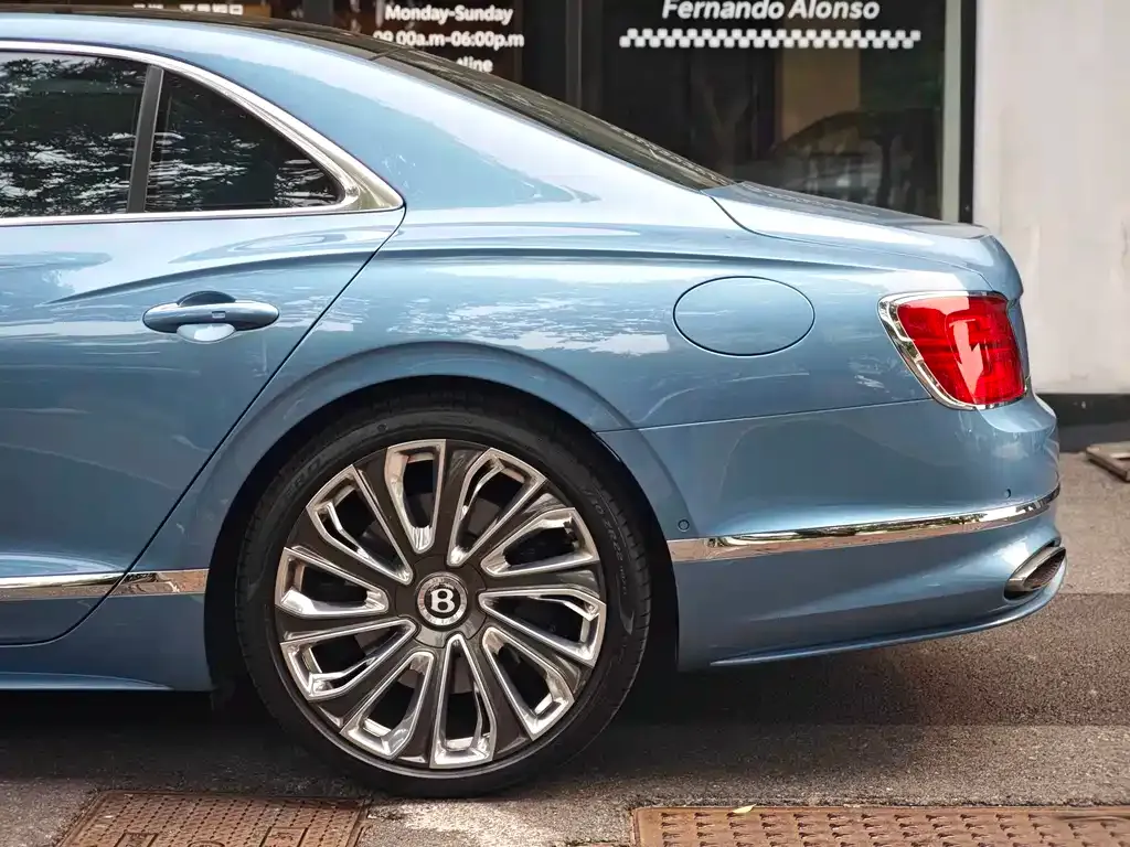 Bentley Flying Spur PHEV — фото 5