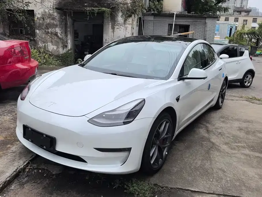 Tesla Model 3 — фото 1