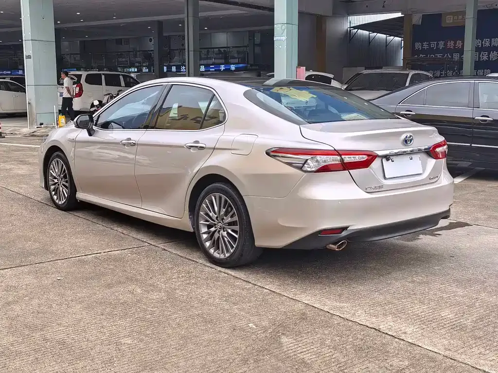 Toyota Camry — фото 6