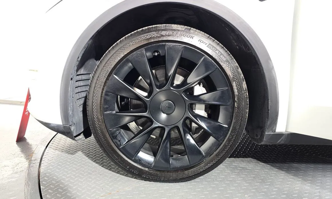 Tesla Model Y — фото 8