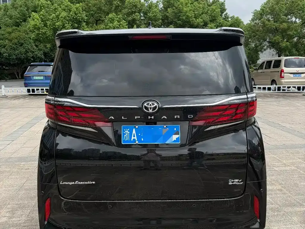 Toyota Alphard — фото 4