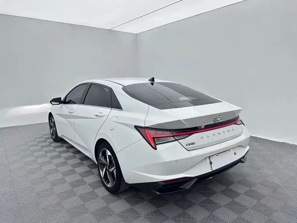 Hyundai Elantra — фото 2