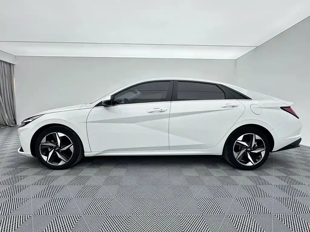 Hyundai Elantra — фото 10