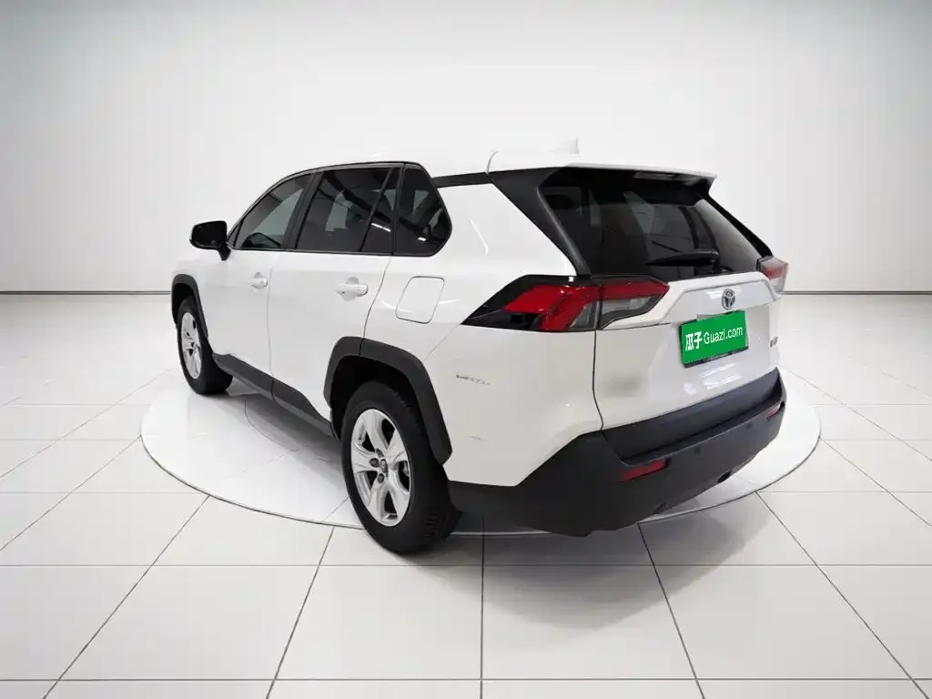 Toyota RAV4 — фото 5