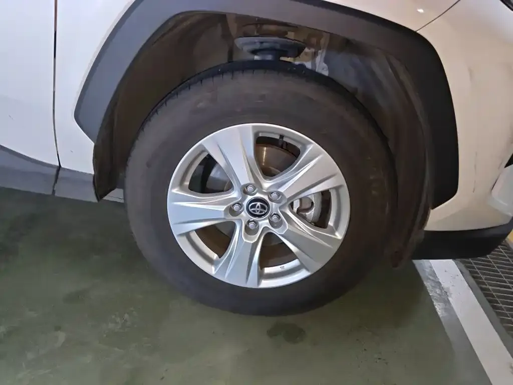 Toyota RAV4 — фото 2