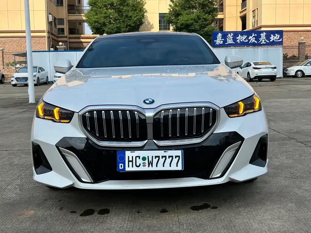 BMW 5 Series — фото 1