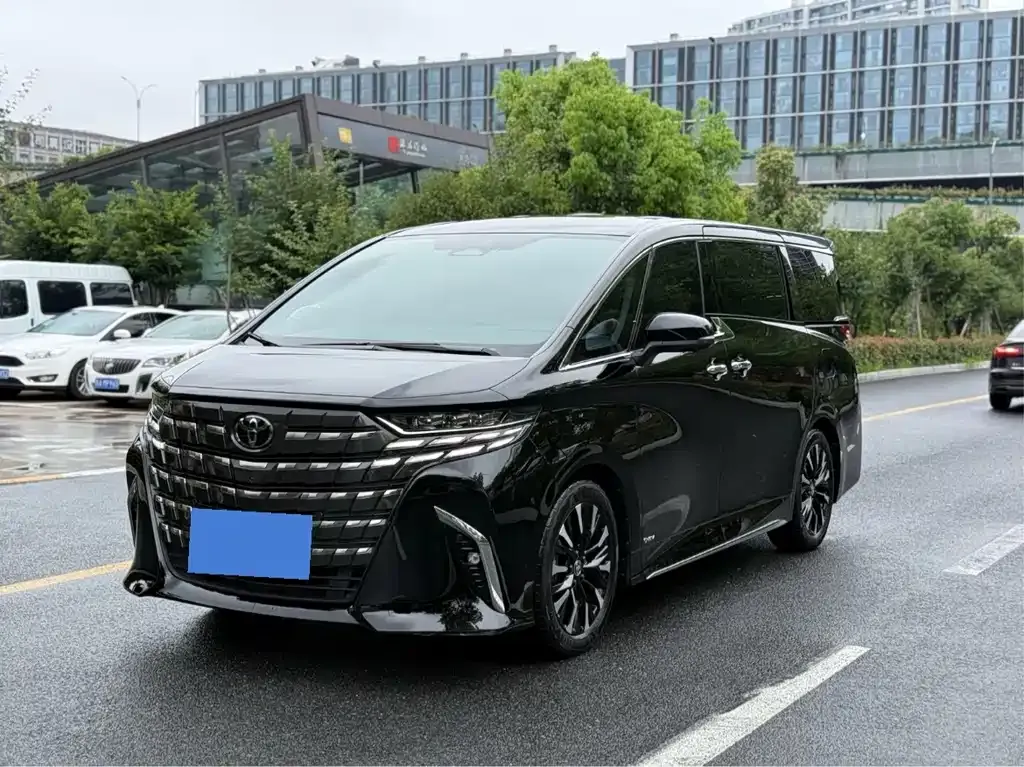 Toyota Alphard — фото 1