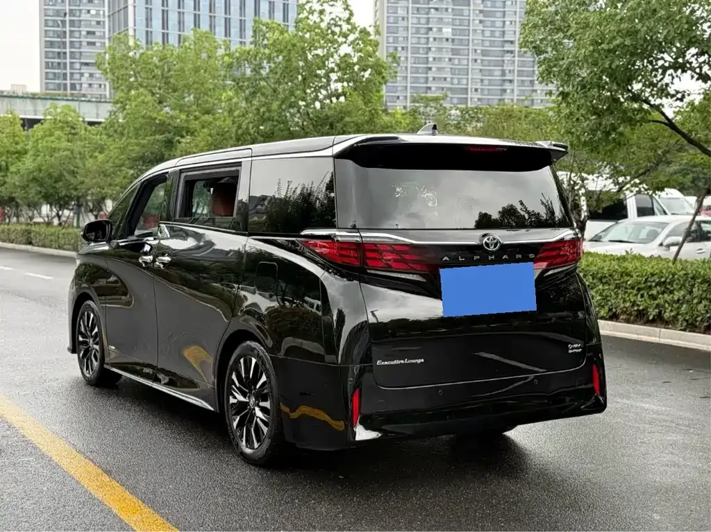 Toyota Alphard — фото 9