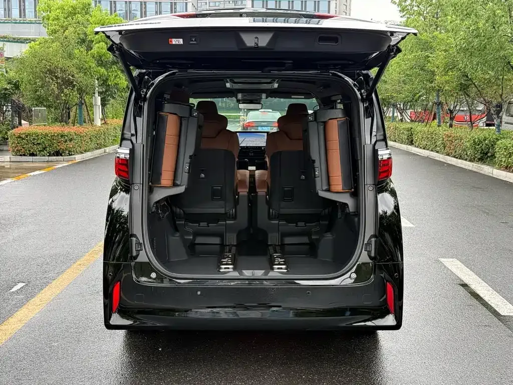 Toyota Alphard — фото 7