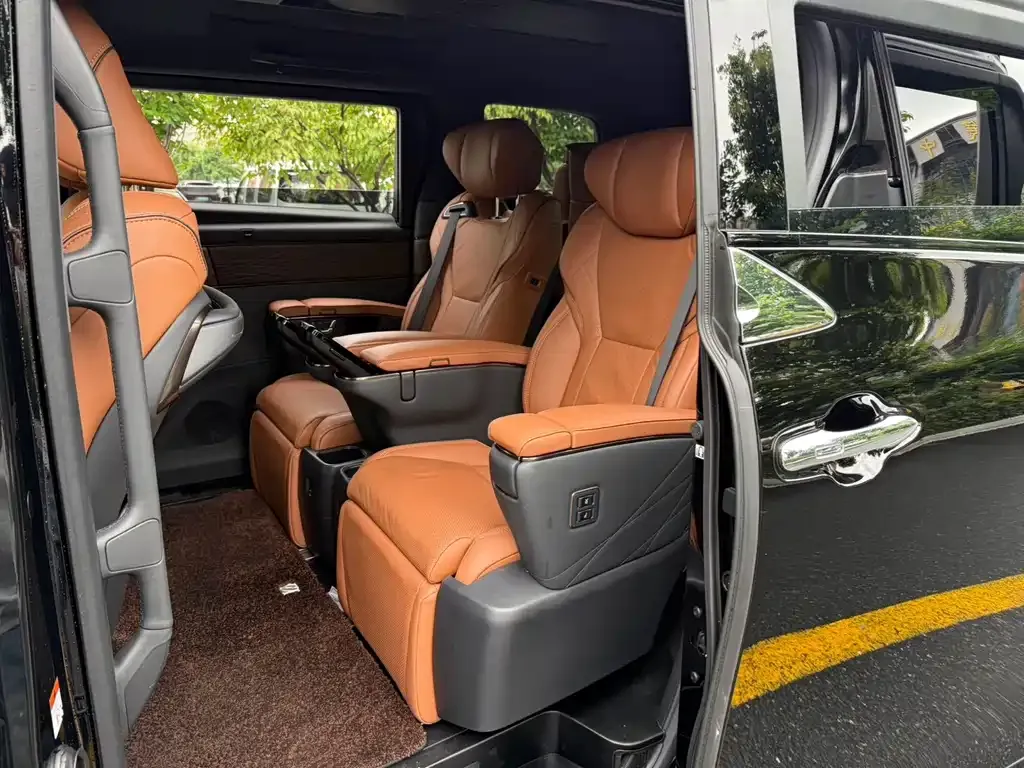 Toyota Alphard — фото 3