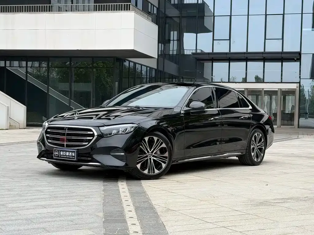 Mercedes-Benz E-Class — фото 1
