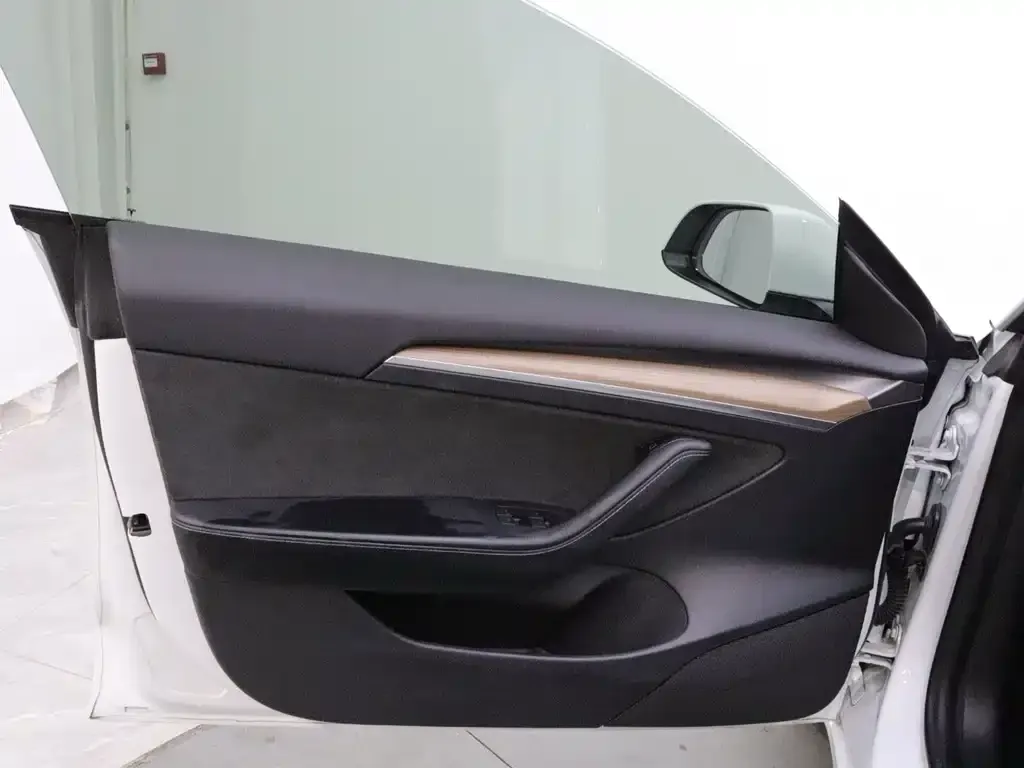 Tesla Model 3 — фото 10