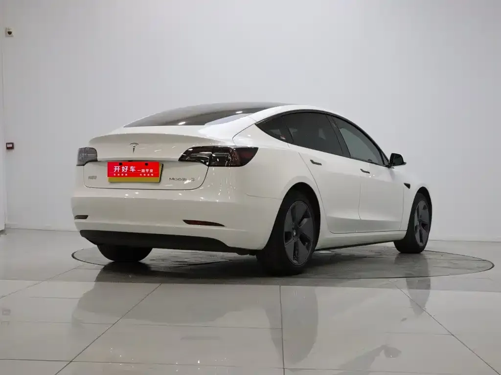 Tesla Model 3 — фото 9